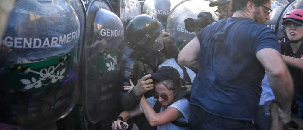 Videos: tensión entre manifestantes y fuerzas de seguridad en el Congreso