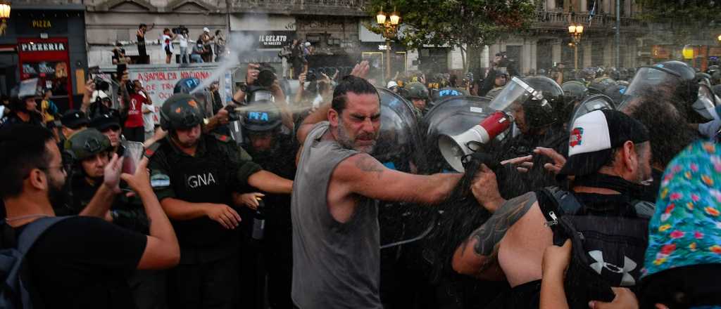 Videos: tensión, balas de goma y gas pimienta fuera del Congreso