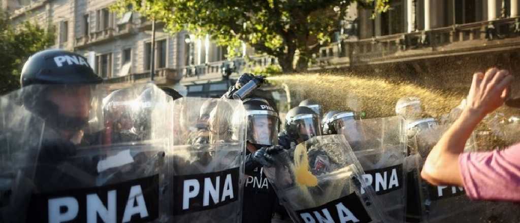 Denuncian a Bullrich por usar gas pimienta durante las protestas en el Congreso 