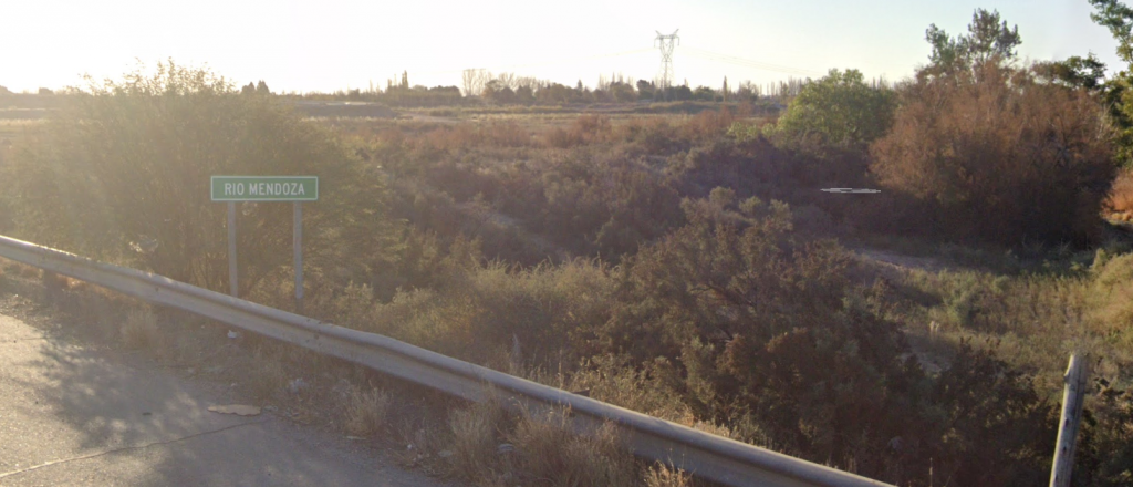 Pescaba en el Río Mendoza y Acceso Este y le robaron $100.000