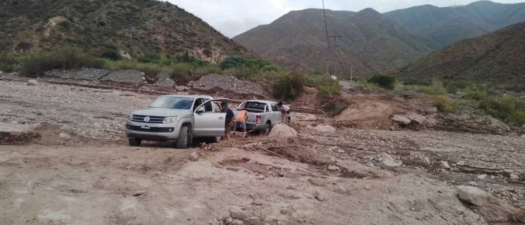 Rescataron a turistas varados por las crecidas en El Challao y Papagayos