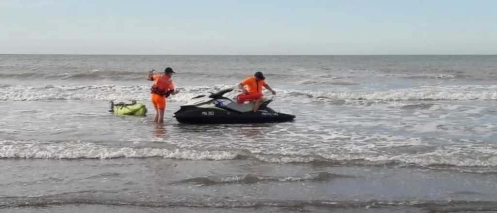 Intensa búsqueda de un joven que se metió al mar y desapareció 