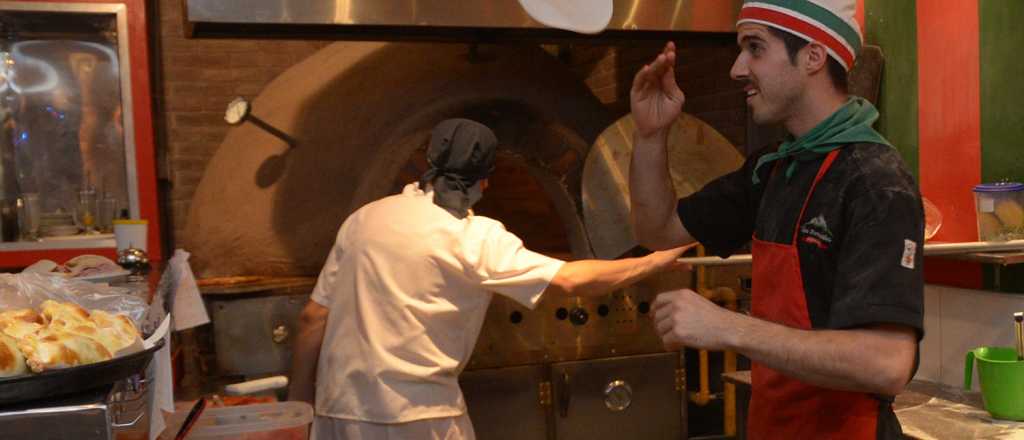 Así es comer en "Los Inmigrantes": pizza al corte en la puerta de la Galería Tonsa 