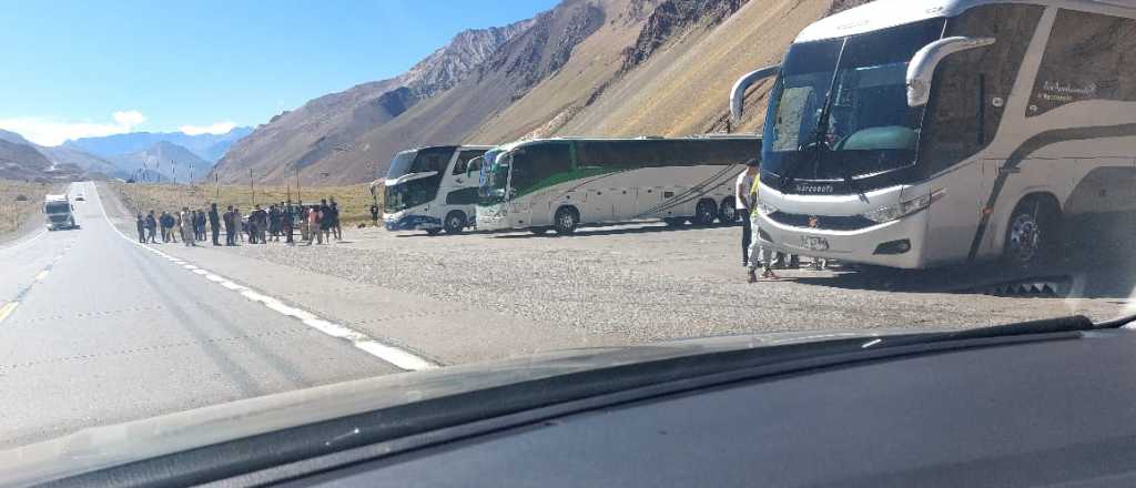 Encontraron drogas y armas blancas en un micro con hinchas del Colo-Colo 