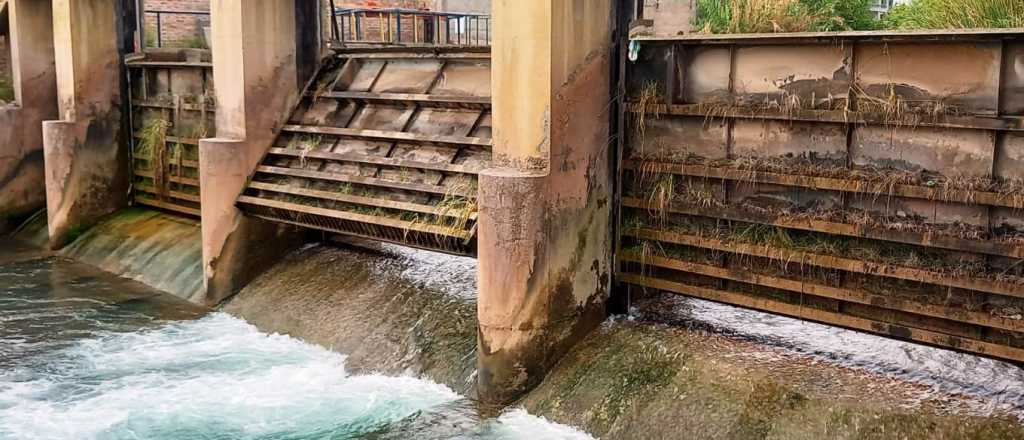 Se rompió una compuerta de un dique y falta el agua en zonas del Gran Mendoza