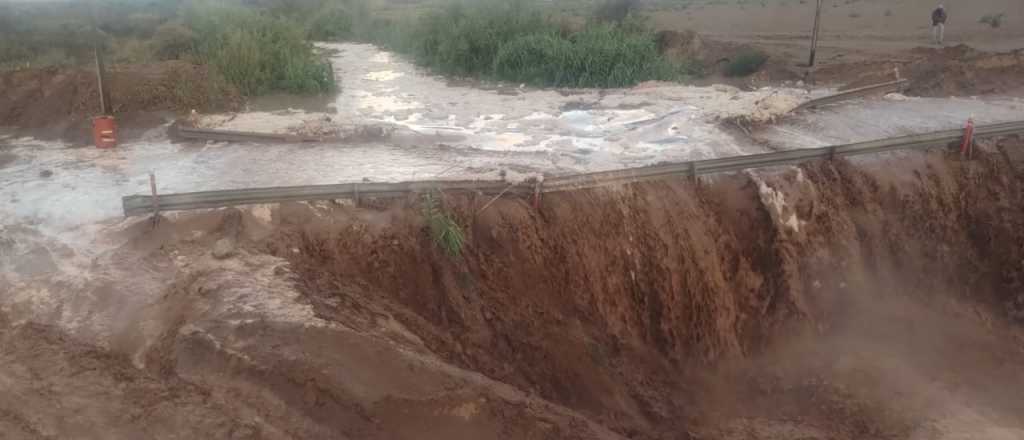 Videos: cortaron la Ruta 14 a la altura de Barrancas por la crecida del cauce