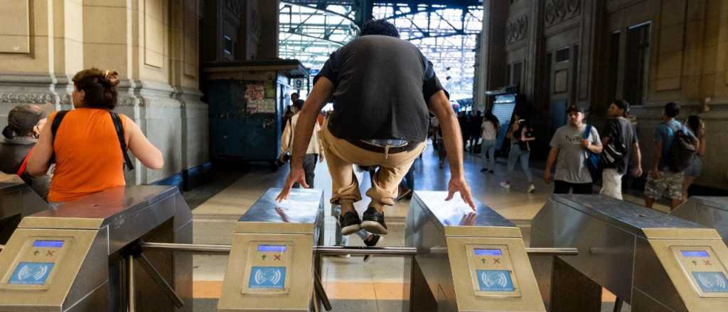 "Molinetazo" en el subte y tren porteño: usuarios saltan la valla sin pagar