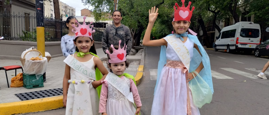 Todo el color del Carrusel de las reinas en las calles de Mendoza