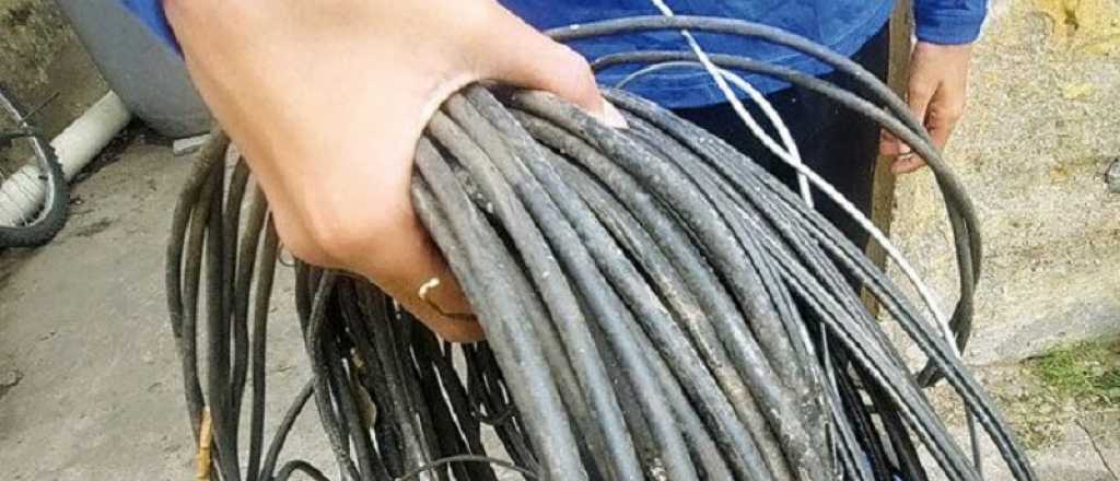 Robaba cables en el centro y fue descubierto por las cámaras