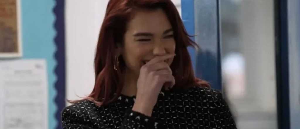 Video: Dua Lipa visitó su antigua escuela y le dio una sorpresa a los niños