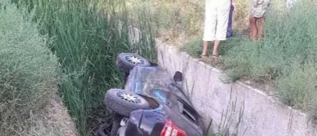 Perdió el control del auto y terminó en un canal de riego en San Rafael