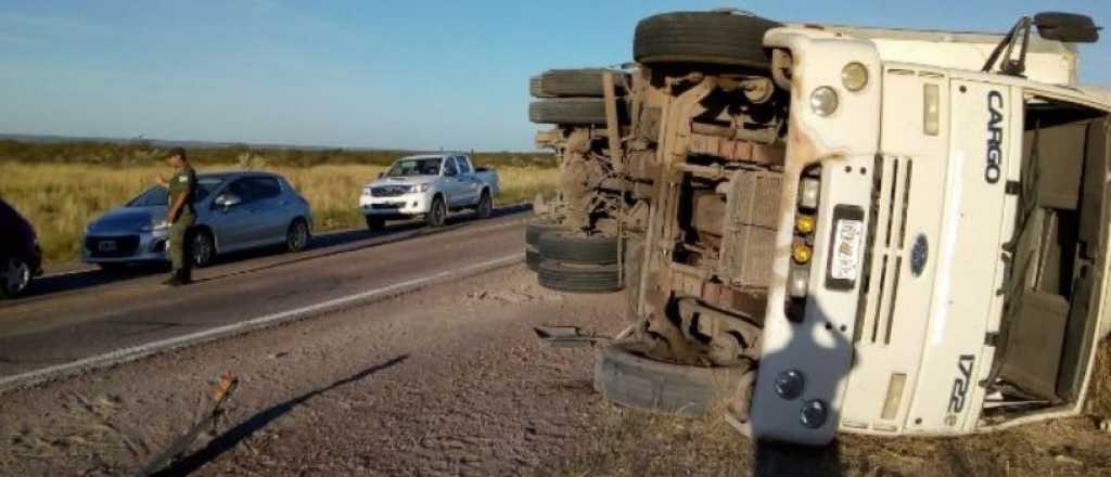 Volcó un camión con papas en la Ruta 40