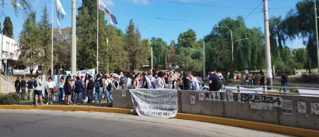 Importante adhesión al paro universitario en los colegios de la UNCUYO