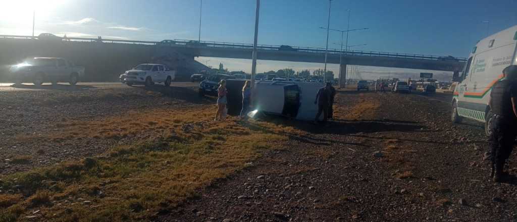 Volcó una camioneta en el separador del Acceso Este