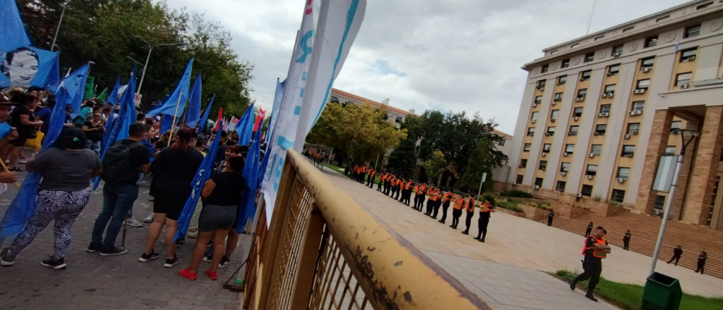 Fotos y videos: la atípica manifestación en Mendoza con custodia policial