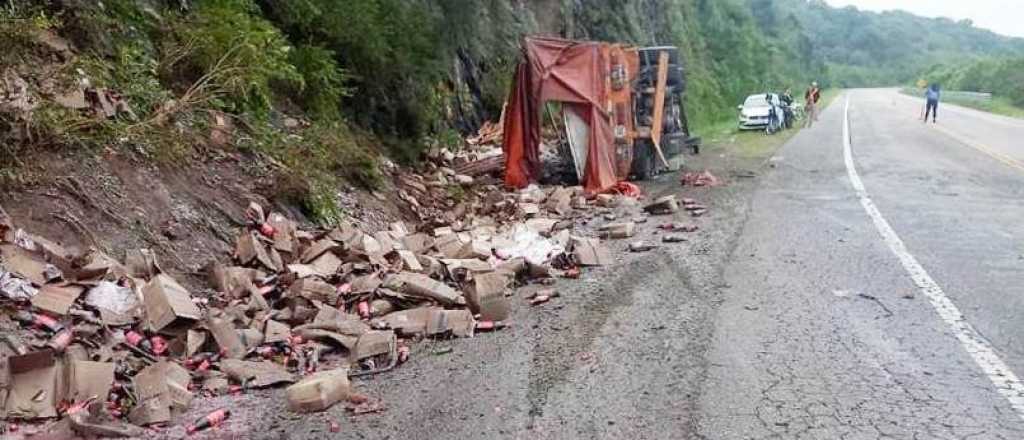 Video: un camionero mendocino volcó su carga de vino en Catamarca  