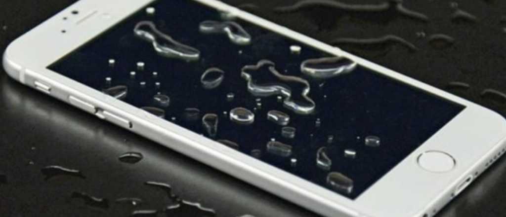 Lo que nunca debés hacer con tu iPhone mojado