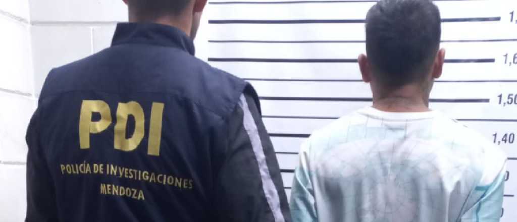 Dos detenidos robando placas de bronce para vender