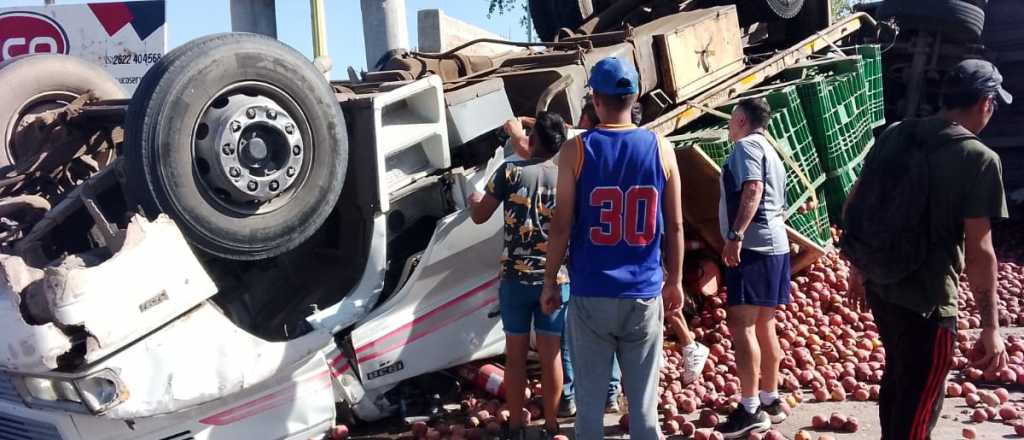 Volcó un camión de manzanas en Tupungato