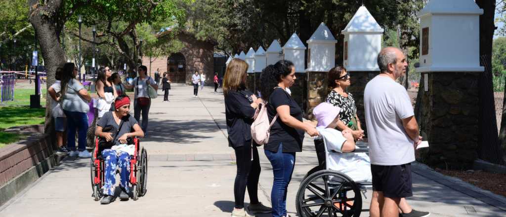 Cientos de fieles realizaron el Vía Crucis en el Calvario