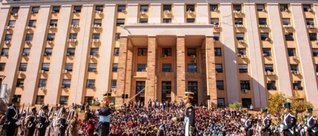 Homenaje a los caídos: desfile y vuelos militares en la Casa de Gobierno