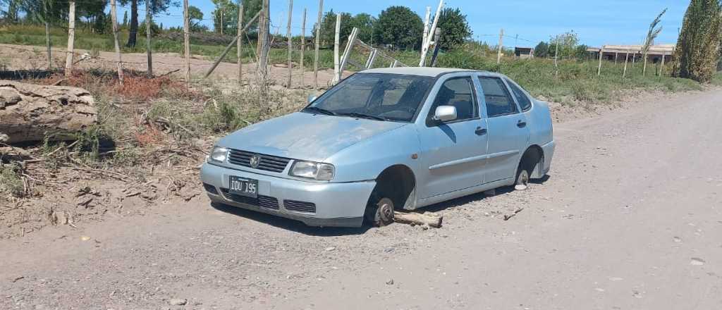 El misterioso auto abandonado que preocupa a los vecinos en el Este