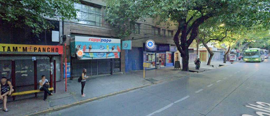 Detuvieron a tres personas por robar un celular en pleno Centro