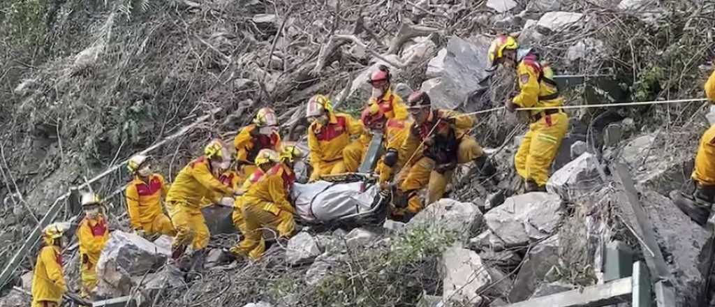 Taiwán: rescatan a seis mineros que quedaron en un acantilado