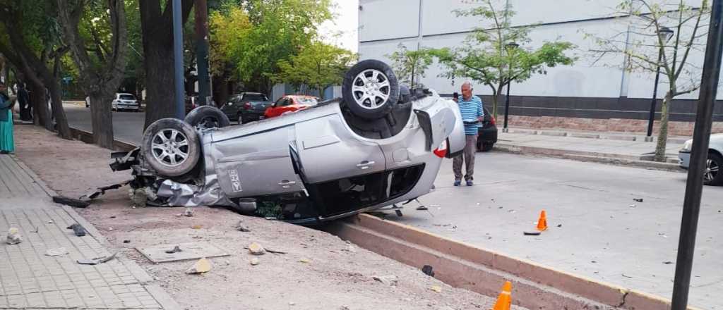 Llevaba a sus hijos a la escuela, chocó y volcó en Guaymallén