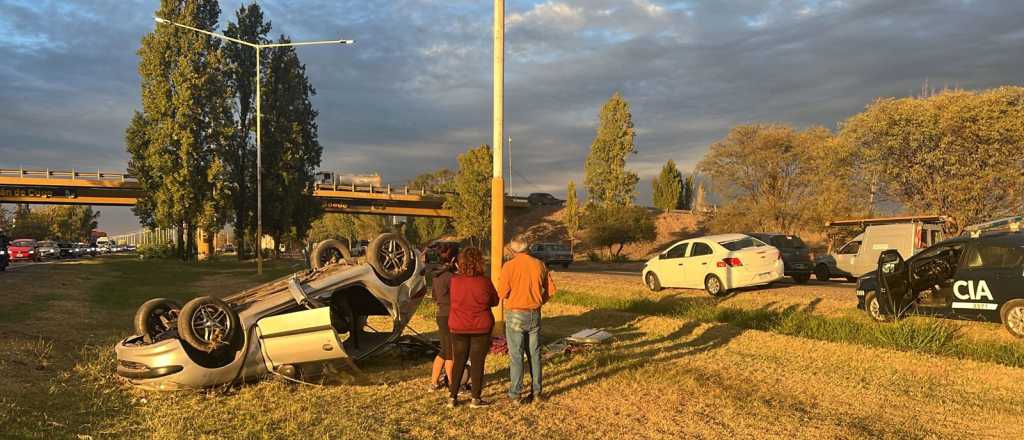 Accidente en Acceso Sur y Boedo: quiso esquivar un auto y volcó