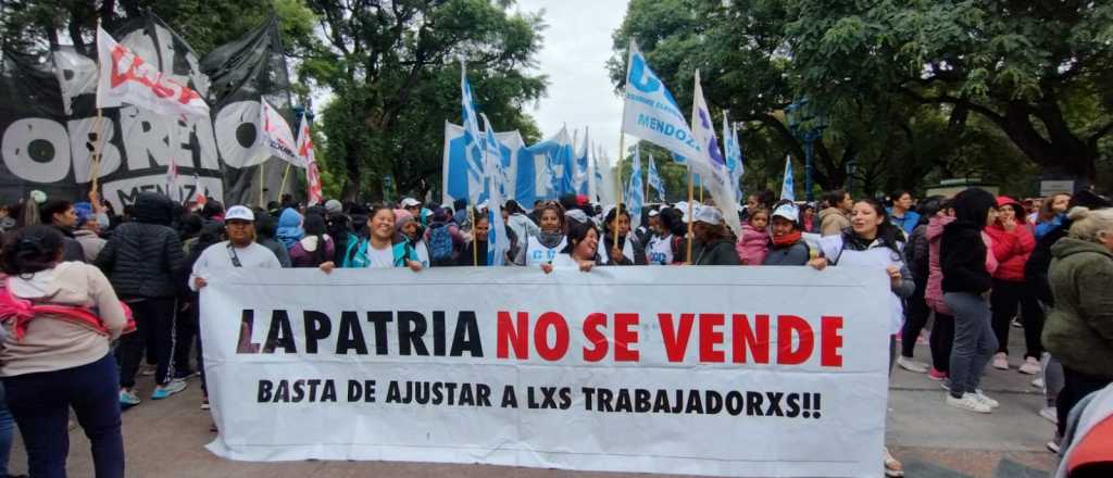 Piqueteros tomaron el Centro: cortaron calles e intentaron una "ollada"