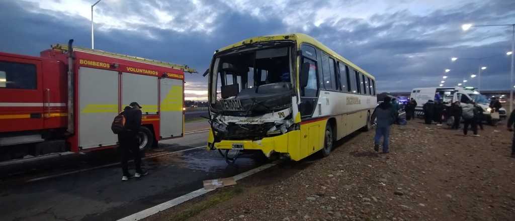 Hubo un accidente con heridos entre un micro y un camión en el Acceso Este