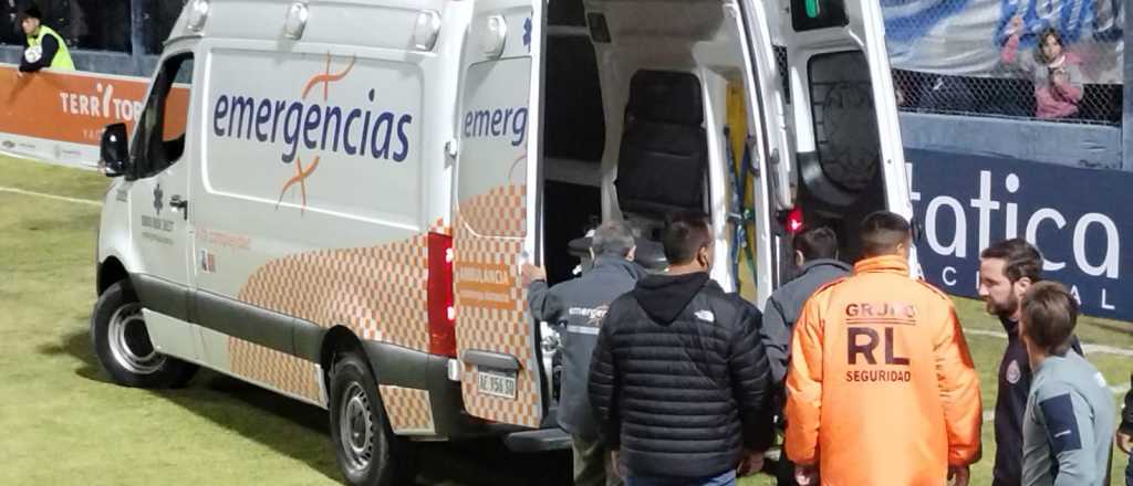 Video: un hincha de la Lepra se cayó del alambrado y lo sacaron en ambulancia