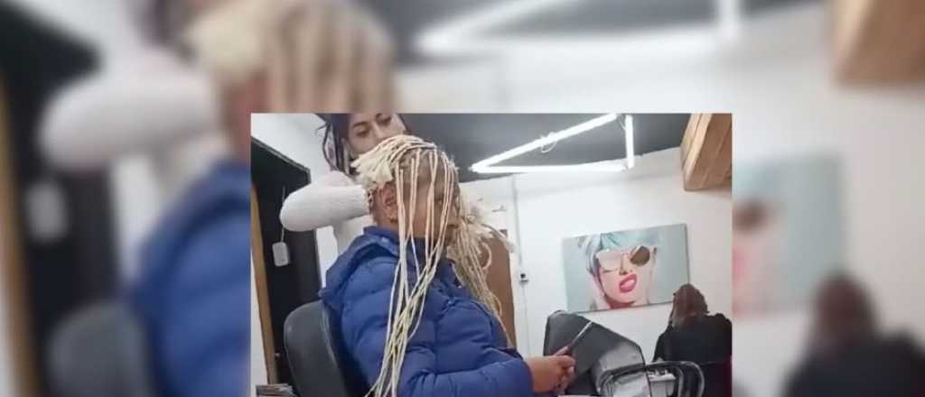 Videos: quería trenzas y la peluquera la dejó pelada porque no le pagó