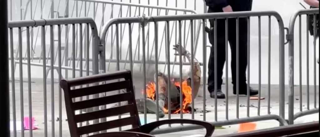 Murió el hombre que se prendió fuego junto al tribunal que juzga a Trump