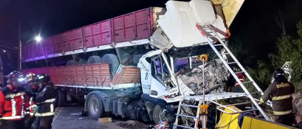 Chile: un camionero ebrio chocó contra un micro con turistas argentinos