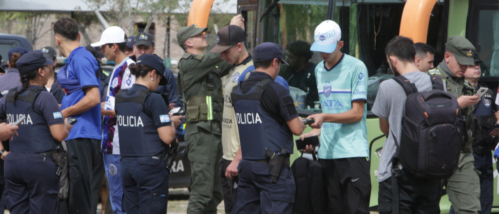 Bullrich le prohíbe el ingreso a la cancha a cinco barras del Tomba