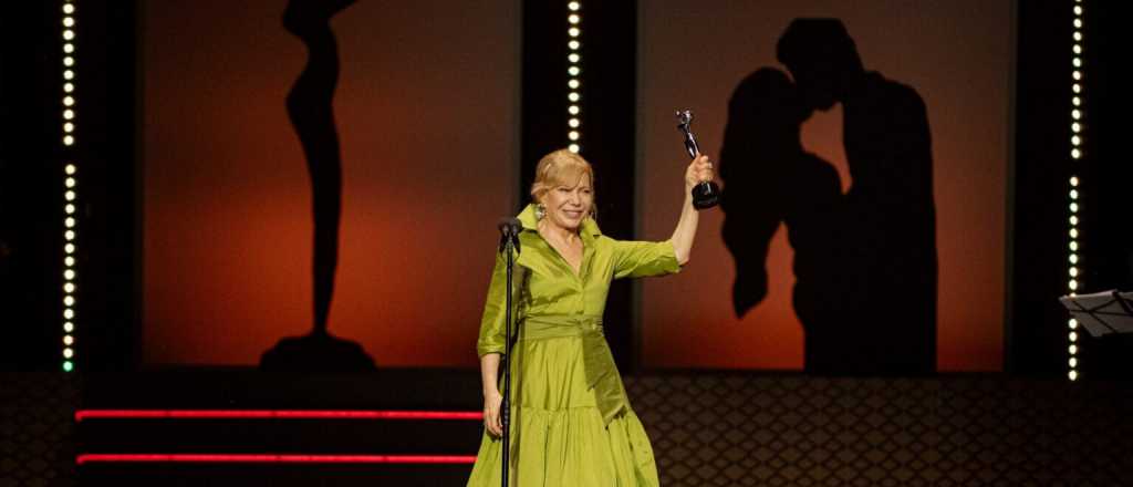 Video: Cecilia Roth pidió "cuidar nuestro cine" al recibir un premio