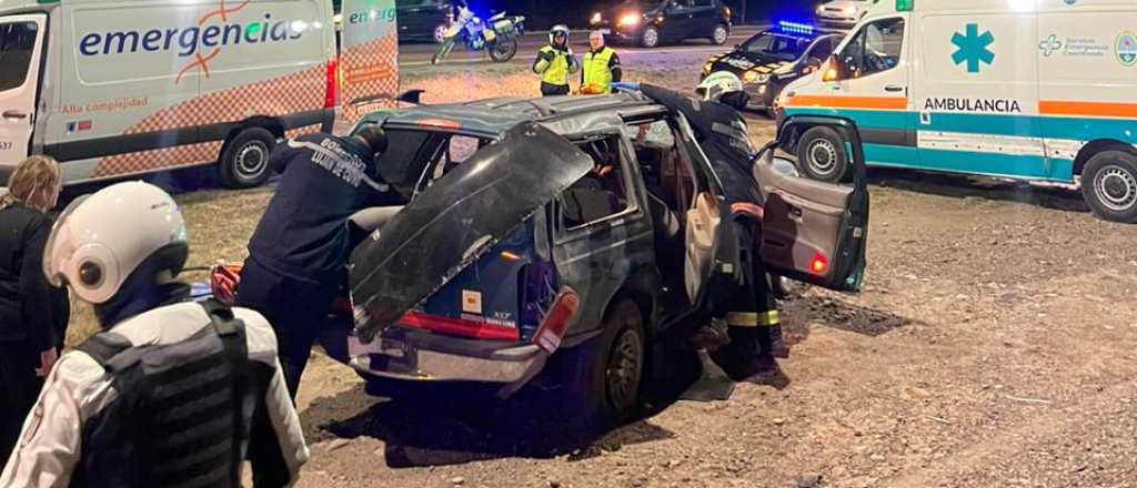 Tremendo vuelco de una camioneta en el Acceso Sur dejó a la conductora herida