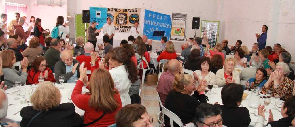 Rateros le robaron las mesas y las sillas a jubilados de Luján