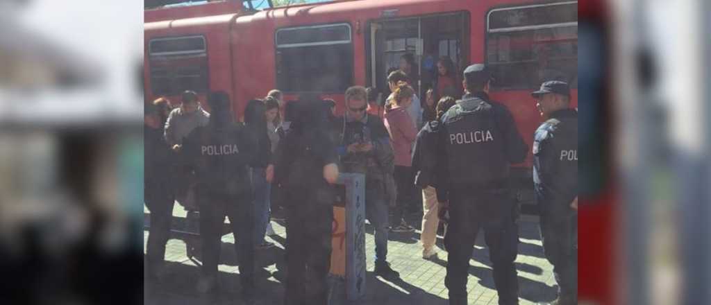 Foto viral: bajan pasajeros en el Metrotranvía para controlar el pasaje