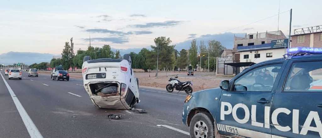 El conductor de una camioneta se durmió y volcó en el Acceso Sur