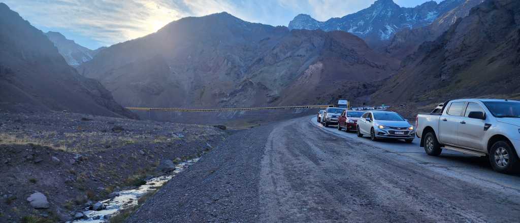 Largas filas y hasta 5 horas de espera para cruzar a Chile