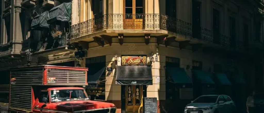 Video: violento robo piraña en un café que reabrió hace semanas