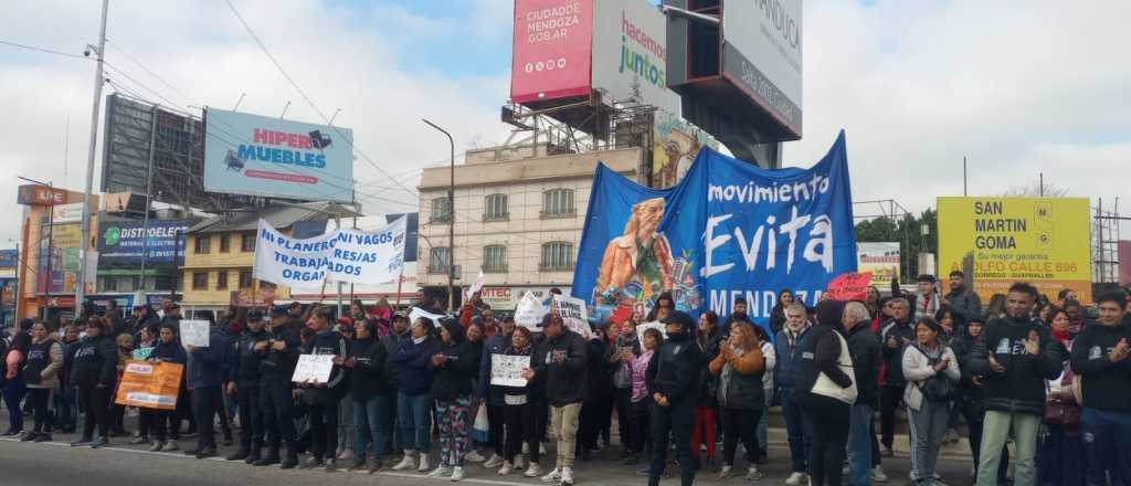 Piqueteros cortan media calzada en el Acceso Este 