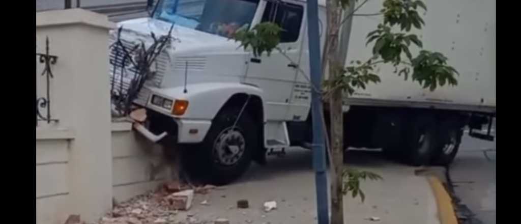 Un mendocino chocó contra la municipalidad de la capital de Catamarca