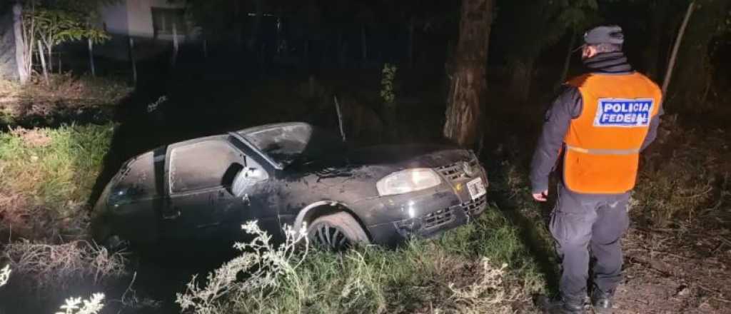 Manejaba un auto robado, esquivó y atropelló a los efectivos en San Rafael