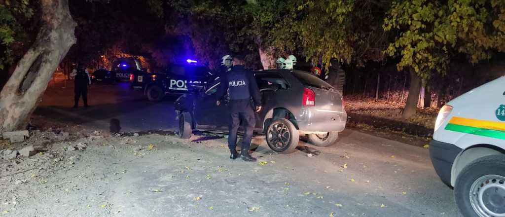 Un adolescente conducía un auto y chocó contra un árbol en Luján