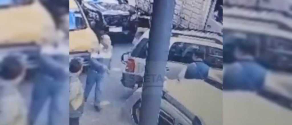 Video: un hombre golpeó a otro en una discusión de tránsito