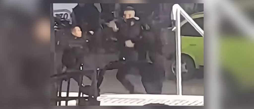 Video: tres policías terminaron a las piñas por un escándalo amoroso